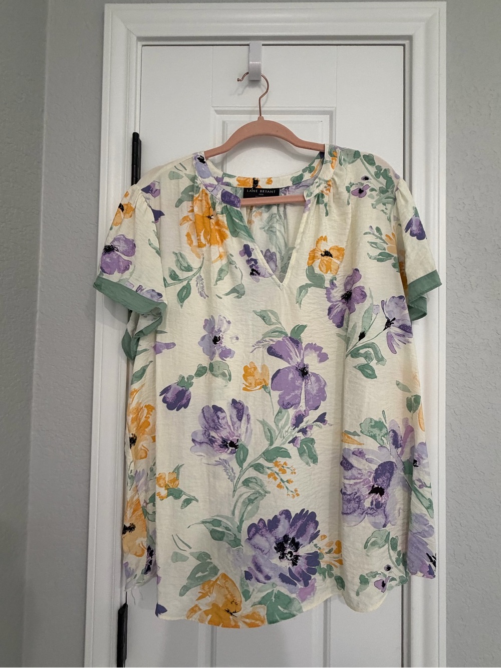 Lane Bryant Cream Floral V-Neck Short Sleeve Top with Purple & Yellow Blooms